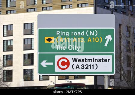 Londres, Angleterre, Royaume-Uni. Panneau routier près de la Tour de Londres (Tower Hill) Westminster et congestion charge Banque D'Images