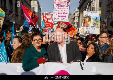 Londres, Royaume-Uni. 1st févr. 2023. Mary Bousted, secrétaire générale conjointe de l'UNEA et Mick Lynch, secrétaire générale des membres du RMT de l'Union nationale de l'éducation, défilent dans le centre de Londres. Ils veulent que le gouvernement augmente leur salaire au moins en fonction de l'inflation. Dix des milliers d'enseignants et de manifestants ont défilé sur Downing Street. Crédit : Mark Thomas/Alay Live News Banque D'Images