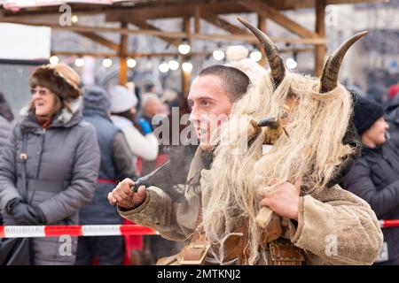 Danseur Kukeri masculin avec masque après avoir exécuté au Surva International Masquerade and Mummers Festival à Pernik, Bulgarie, Europe de l'est, Balkans, UE Banque D'Images