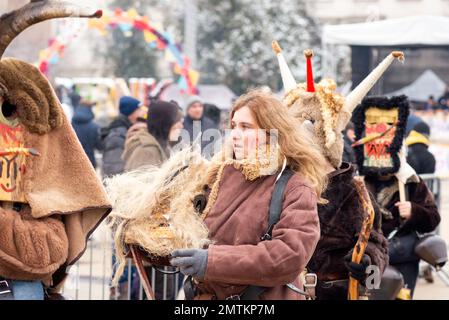 Danseuse Kukeri fatiguée avec masque après une représentation à la Mascarade internationale Surva et au Festival Mummers de Pernik, Bulgarie, Europe de l'est, Balkans, UE Banque D'Images