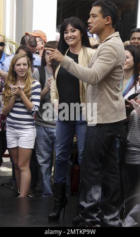 L'actrice Shannen Doherty fait la promotion de son nouveau spectacle de réalité 'sannen Says' lors d'une interview avec Mario Lopez au centre commercial Grove. Le nouveau spectacle sera diffusé demain sur WE tv. Los Angeles, Californie. 9th avril 2012. Banque D'Images