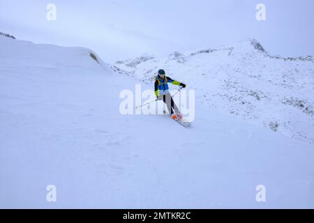 Ski tourer, ski alpiniste ski alpin dans les Alpes suisses Banque D'Images