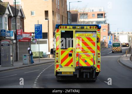 Slough, Berkshire, Royaume-Uni. 1st février 2023. Une ambulance d'urgence du Service d'ambulance du Centre-Sud (SSCAS) à Slough. LES ambulanciers DES CSAS vont faire grève les 6th et 7th février 2023. Les grèves en ambulance continuent d'être un moment très inquiétant pour ceux qui ont par exemple des maladies cardiaques chroniques. Crédit : Maureen McLean/Alay Live News Banque D'Images