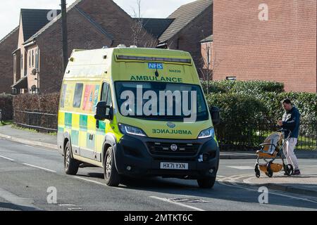 Slough, Berkshire, Royaume-Uni. 1st février 2023. Une ambulance d'urgence du Service d'ambulance du Centre-Sud (SSCAS) à Slough. LES ambulanciers DES CSAS vont faire grève les 6th et 7th février 2023. Les grèves en ambulance continuent d'être un moment très inquiétant pour ceux qui ont par exemple des maladies cardiaques chroniques. Crédit : Maureen McLean/Alay Live News Banque D'Images