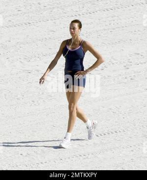 Exclusif !! Mariée à être Sharlely Kerssenberg se met en forme en préparant pour son jour de mariage en juin. Sharleley a fait un jogging de l'après-midi sur la plage en écoutant son ipod. Miami, Floride. 3/3/09 Banque D'Images