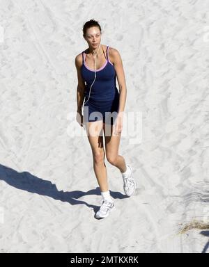 Exclusif !! Mariée à être Sharlely Kerssenberg se met en forme en préparant pour son jour de mariage en juin. Sharleley a fait un jogging de l'après-midi sur la plage en écoutant son ipod. Miami, Floride. 3/3/09 Banque D'Images
