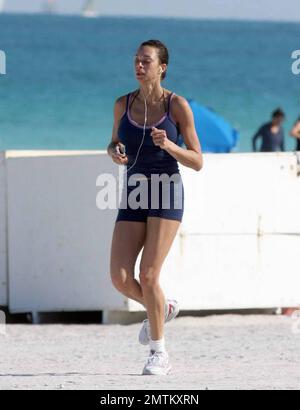 Exclusif !! Mariée à être Sharlely Kerssenberg se met en forme en préparant pour son jour de mariage en juin. Sharleley a fait un jogging de l'après-midi sur la plage en écoutant son ipod. Miami, Floride. 3/3/09 Banque D'Images