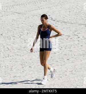 Exclusif !! Mariée à être Sharlely Kerssenberg se met en forme en préparant pour son jour de mariage en juin. Sharleley a fait un jogging de l'après-midi sur la plage en écoutant son ipod. Miami, Floride. 3/3/09 Banque D'Images