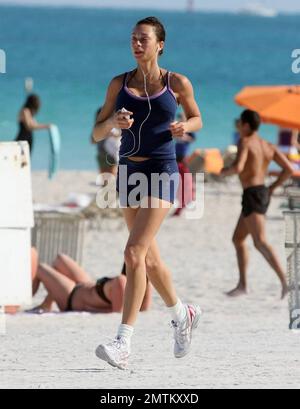 Exclusif !! Mariée à être Sharlely Kerssenberg se met en forme en préparant pour son jour de mariage en juin. Sharleley a fait un jogging de l'après-midi sur la plage en écoutant son ipod. Miami, Floride. 3/3/09 Banque D'Images