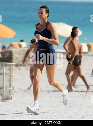 Exclusif !! Mariée à être Sharlely Kerssenberg se met en forme en préparant pour son jour de mariage en juin. Sharleley a fait un jogging de l'après-midi sur la plage en écoutant son ipod. Miami, Floride. 3/3/09 Banque D'Images