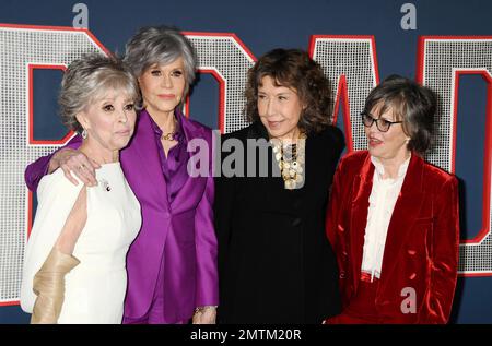 LOS ANGELES, CA - JANVIER 31: (G-D) Rita Moreno, Jane Fonda, Lily Tomlin et Sally Field assistent à la première projection de Paramount Pictur à Los Angeles Banque D'Images