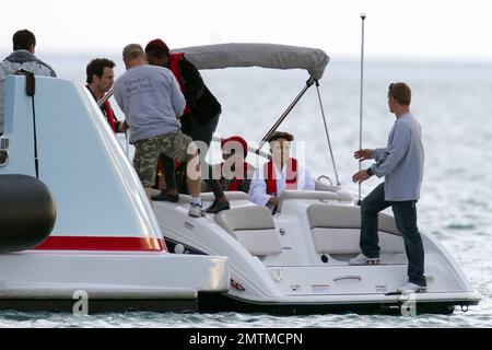 EXCLUSIF !! L'ex-femme de Shaquille O'Neal Shhaune O'Neal films scènes pour sa série de réalité VH1 'Basketball Wives' avec d'autres co-stars sur un énorme yacht dans la région de Miami. Shaune portait un sweat-shirt gris pendant le tournage et avant d'embarquer sur le yacht, recouvert d'une robe blanche brodée avec son nom. Elle a également pratiqué le tir d'un pistolet à flamme du quai avant de se rendre au yacht. Une fois à bord, elle a chatté sur son téléphone portable. Miami, Floride. 16th janvier 2012. Banque D'Images