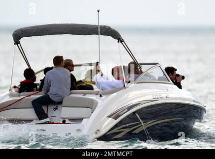 EXCLUSIF !! L'ex-femme de Shaquille O'Neal Shhaune O'Neal films scènes pour sa série de réalité VH1 'Basketball Wives' avec d'autres co-stars sur un énorme yacht dans la région de Miami. Shaune portait un sweat-shirt gris pendant le tournage et avant d'embarquer sur le yacht, recouvert d'une robe blanche brodée avec son nom. Elle a également pratiqué le tir d'un pistolet à flamme du quai avant de se rendre au yacht. Une fois à bord, elle a chatté sur son téléphone portable. Miami, Floride. 16th janvier 2012. Banque D'Images