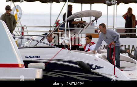 EXCLUSIF !! L'ex-femme de Shaquille O'Neal Shhaune O'Neal films scènes pour sa série de réalité VH1 'Basketball Wives' avec d'autres co-stars sur un énorme yacht dans la région de Miami. Shaune portait un sweat-shirt gris pendant le tournage et avant d'embarquer sur le yacht, recouvert d'une robe blanche brodée avec son nom. Elle a également pratiqué le tir d'un pistolet à flamme du quai avant de se rendre au yacht. Une fois à bord, elle a chatté sur son téléphone portable. Miami, Floride. 16th janvier 2012. Banque D'Images