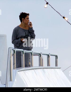 EXCLUSIF !! L'ex-femme de Shaquille O'Neal Shhaune O'Neal films scènes pour sa série de réalité VH1 'Basketball Wives' avec d'autres co-stars sur un énorme yacht dans la région de Miami. Shaune portait un sweat-shirt gris pendant le tournage et avant d'embarquer sur le yacht, recouvert d'une robe blanche brodée avec son nom. Elle a également pratiqué le tir d'un pistolet à flamme du quai avant de se rendre au yacht. Une fois à bord, elle a chatté sur son téléphone portable. Miami, Floride. 16th janvier 2012. Banque D'Images