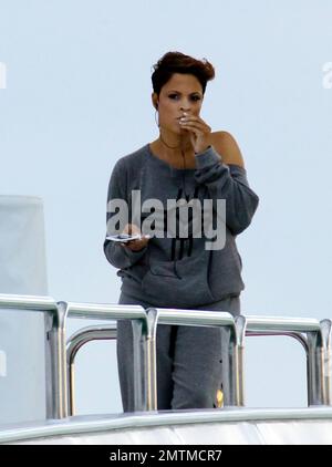 EXCLUSIF !! L'ex-femme de Shaquille O'Neal Shhaune O'Neal films scènes pour sa série de réalité VH1 'Basketball Wives' avec d'autres co-stars sur un énorme yacht dans la région de Miami. Shaune portait un sweat-shirt gris pendant le tournage et avant d'embarquer sur le yacht, recouvert d'une robe blanche brodée avec son nom. Elle a également pratiqué le tir d'un pistolet à flamme du quai avant de se rendre au yacht. Une fois à bord, elle a chatté sur son téléphone portable. Miami, Floride. 16th janvier 2012. Banque D'Images