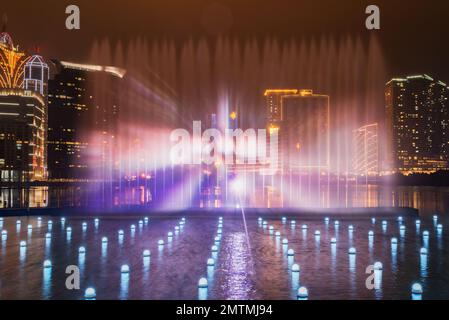 Macao - 17 décembre 2016 : spectacle des fontaines par les casinos le soir. Banque D'Images
