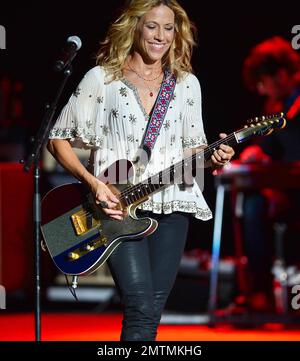 Sheryl Crow se produit sur scène à l'amphithéâtre Cruzan à West Palm Beach, en Floride. 13 septembre 2014. Banque D'Images