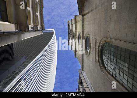 Londres, Angleterre, Royaume-Uni. 20 Fenchurch Street / The Walkie Talkie (à gauche) et St Margaret Pattens Church, Eastcheap dans Rood Lane EC3 Banque D'Images