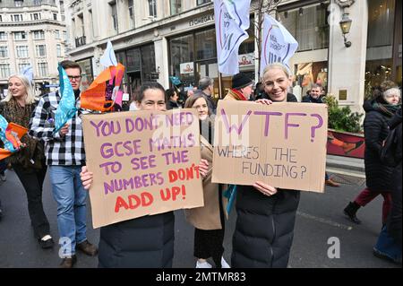 Londres, Royaume-Uni. 1 février janvier 2023. Plus de 70 000 employés de 150 universités défilent dans la rue Regent – y compris ceux de Londres qui font la grève dans des conflits sur la rémunération, les conditions et les pensions. Train, tube, ambulance, chauffeurs de bus et infirmières, fonctionnaires et universitaires. Tous les employés du secteur public sont également en grève dans tout le pays contre le gouvernement britannique, invoquant la loi anti-grève pendant 18 jours entre février et mars. Banque D'Images