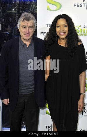 Robert DeNiro et sa femme Grace Hightower arrivent à la première nuit d'ouverture de Shrek pour toujours après le Tribeca film Festival 2010. New York, NY. 4/21/10. Robert DeNiro et Grace Hightower arrivent à la première nuit d'ouverture de Shrek pour toujours après au Festival du film Tribeca 2010. New York, NY. 4/21/10. Banque D'Images