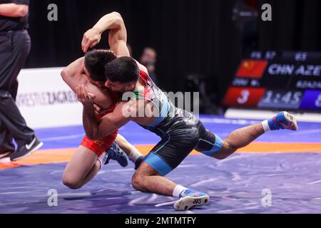 ZAGREB, CROATIE – FÉVRIER 01 : Weiyu Li de Chine (rouge) concurrence l'Islam Bazarganov d'Azerbaïdjan (bleu) pendant le style libre des hommes 57 kg de poids pendant la série de classement Wrestling 2023 au Dom Sportova Sports Hall sur 1 février 2023 à Zagreb, Croatie. Photo: Luka Stanzl/PIXSELL Banque D'Images