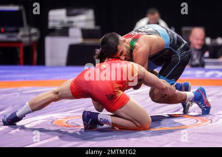 ZAGREB, CROATIE – FÉVRIER 01 : Weiyu Li de Chine (rouge) concurrence l'Islam Bazarganov d'Azerbaïdjan (bleu) pendant le style libre des hommes 57 kg de poids pendant la série de classement Wrestling 2023 au Dom Sportova Sports Hall sur 1 février 2023 à Zagreb, Croatie. Photo: Luka Stanzl/PIXSELL Banque D'Images