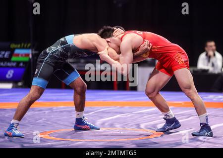 ZAGREB, CROATIE – FÉVRIER 01 : Weiyu Li de Chine (rouge) concurrence l'Islam Bazarganov d'Azerbaïdjan (bleu) pendant le style libre des hommes 57 kg de poids pendant la série de classement Wrestling 2023 au Dom Sportova Sports Hall sur 1 février 2023 à Zagreb, Croatie. Photo: Luka Stanzl/PIXSELL Banque D'Images