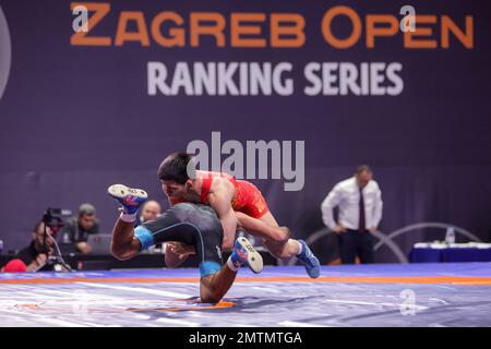 ZAGREB, CROATIE – FÉVRIER 01 : Weiyu Li de Chine (rouge) concurrence l'Islam Bazarganov d'Azerbaïdjan (bleu) pendant le style libre des hommes 57 kg de poids pendant la série de classement Wrestling 2023 au Dom Sportova Sports Hall sur 1 février 2023 à Zagreb, Croatie. Photo: Luka Stanzl/PIXSELL Banque D'Images