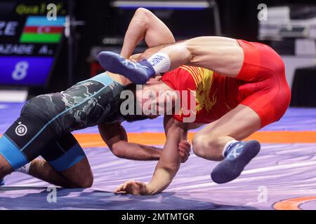 ZAGREB, CROATIE – FÉVRIER 01 : Weiyu Li de Chine (rouge) concurrence l'Islam Bazarganov d'Azerbaïdjan (bleu) pendant le style libre des hommes 57 kg de poids pendant la série de classement Wrestling 2023 au Dom Sportova Sports Hall sur 1 février 2023 à Zagreb, Croatie. Photo: Luka Stanzl/PIXSELL Banque D'Images