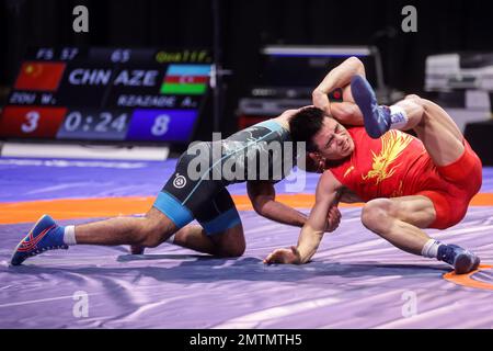 ZAGREB, CROATIE – FÉVRIER 01 : Weiyu Li de Chine (rouge) concurrence l'Islam Bazarganov d'Azerbaïdjan (bleu) pendant le style libre des hommes 57 kg de poids pendant la série de classement Wrestling 2023 au Dom Sportova Sports Hall sur 1 février 2023 à Zagreb, Croatie. Photo: Luka Stanzl/PIXSELL Banque D'Images