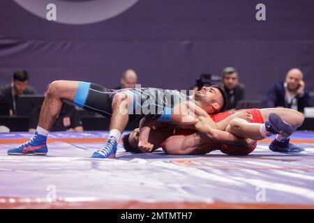 ZAGREB, CROATIE – FÉVRIER 01 : Weiyu Li de Chine (rouge) concurrence l'Islam Bazarganov d'Azerbaïdjan (bleu) pendant le style libre des hommes 57 kg de poids pendant la série de classement Wrestling 2023 au Dom Sportova Sports Hall sur 1 février 2023 à Zagreb, Croatie. Photo: Luka Stanzl/PIXSELL Banque D'Images