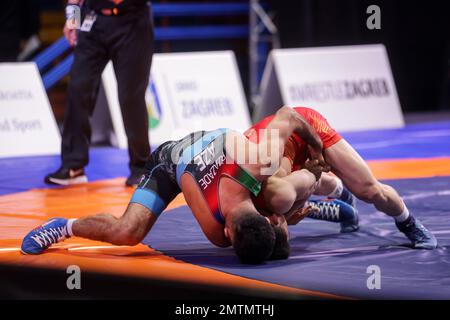 ZAGREB, CROATIE – FÉVRIER 01 : Weiyu Li de Chine (rouge) concurrence l'Islam Bazarganov d'Azerbaïdjan (bleu) pendant le style libre des hommes 57 kg de poids pendant la série de classement Wrestling 2023 au Dom Sportova Sports Hall sur 1 février 2023 à Zagreb, Croatie. Photo: Luka Stanzl/PIXSELL Banque D'Images
