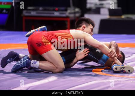 ZAGREB, CROATIE – FÉVRIER 01 : Weiyu Li de Chine (rouge) concurrence l'Islam Bazarganov d'Azerbaïdjan (bleu) pendant le style libre des hommes 57 kg de poids pendant la série de classement Wrestling 2023 au Dom Sportova Sports Hall sur 1 février 2023 à Zagreb, Croatie. Photo: Luka Stanzl/PIXSELL Banque D'Images