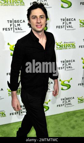 Zach Braff arrive à la première nuit d'ouverture de Shrek pour toujours après au Festival du film Tribeca 2010. 21 avril 2010 . Banque D'Images