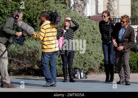 EXCLUSIF !! L'acteur Simon Baker est vu sur scène alors qu'il se prépare à filmer une scène du « mentoraliste » sur une plage à Santa Monica, en Californie. 14th avril 2012. Banque D'Images