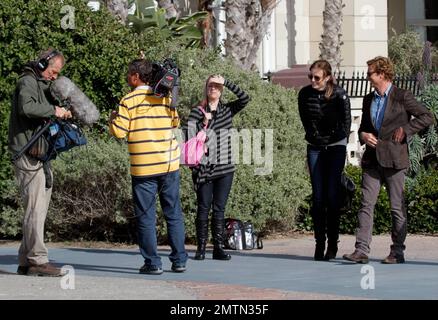 EXCLUSIF !! L'acteur Simon Baker est vu sur scène alors qu'il se prépare à filmer une scène du « mentoraliste » sur une plage à Santa Monica, en Californie. 14th avril 2012. Banque D'Images