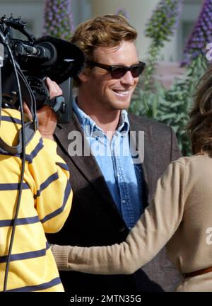 EXCLUSIF !! L'acteur Simon Baker est vu sur scène alors qu'il se prépare à filmer une scène du « mentoraliste » sur une plage à Santa Monica, en Californie. 14th avril 2012. Banque D'Images