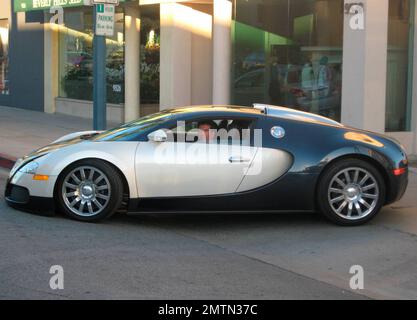 EXCLUSIF !! Simon Cowell, créateur et personnalité de la télévision, fait le tour de Beverly Hills dans ses $1,2 millions de Bugatti Veyron. Simon s'est récemment engagé auprès de sa petite amie Mezhgan Hussainy et les deux se seraient mariés en septembre. Los Angeles, Californie. 03/23/10. . Banque D'Images