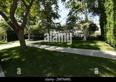 EXCLUSIF !! - Simon Cowell a-t-il rejoint l’élite de Beverly Hills qui ignore les restrictions strictes de Los Angeles en matière d’eau ? Son manoir de Beverly Hills, recherché par Palm Drive, est à l'intérieur de la vue des zones de la ville où l'eau a été coupée en raison de la sécheresse record de cinq ans en Californie du Sud, mais sa propriété reste luxuriante et verte. La médiane de l’herbe jaune du Sunset Boulevard, 50ft à droite, clairement indiquée par des avertissements de sécheresse, correspond à la pelouse en train de mourir du voisin de Cowell, 50ft à gauche de sa propriété à Los Angeles, en Californie. 1st août 2016. Banque D'Images