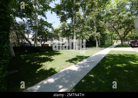 EXCLUSIF !! - Simon Cowell a-t-il rejoint l’élite de Beverly Hills qui ignore les restrictions strictes de Los Angeles en matière d’eau ? Son manoir de Beverly Hills, recherché par Palm Drive, est à l'intérieur de la vue des zones de la ville où l'eau a été coupée en raison de la sécheresse record de cinq ans en Californie du Sud, mais sa propriété reste luxuriante et verte. La médiane de l’herbe jaune du Sunset Boulevard, 50ft à droite, clairement indiquée par des avertissements de sécheresse, correspond à la pelouse en train de mourir du voisin de Cowell, 50ft à gauche de sa propriété à Los Angeles, en Californie. 1st août 2016. Banque D'Images