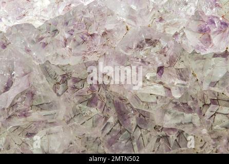 À l'intérieur d'une géoode améthyste. Cristaux de quartz sous forme minérale brute avec détails fins. Banque D'Images