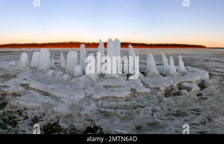 Un panorama de glace coupée abandonnée et en fusion avec des piliers pour décongeler et manger des stands couverts de neige sur la rivière Vilyui à Yakutia en Sibérie Banque D'Images