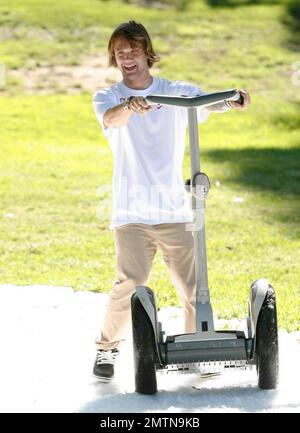 Le snowboarder olympique Louis Vito au profit de ski et de snowboard de Los Angeles à Topanga organisé par la United States ski and Snowboard Association. À l'événement Kelly Osbourne, qui avait l'air adorable avec ses grandes lunettes de soleil et ses boucles blondes, semblait très enthousiaste de voir l'actrice Melissa Joan Hart et la snowboardeuse olympique Louis Vito. Los Angeles, Californie. 10/03/10. Banque D'Images