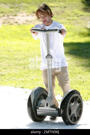 Le snowboarder olympique Louis Vito au profit de ski et de snowboard de Los Angeles à Topanga organisé par la United States ski and Snowboard Association. À l'événement Kelly Osbourne, qui avait l'air adorable avec ses grandes lunettes de soleil et ses boucles blondes, semblait très enthousiaste de voir l'actrice Melissa Joan Hart et la snowboardeuse olympique Louis Vito. Los Angeles, Californie. 10/03/10. Banque D'Images