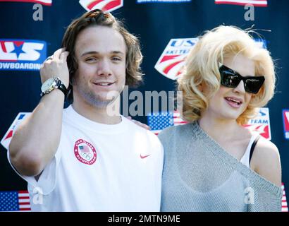 Louis Vito, snowboardeur olympique, pose avec Kelly Osbourne à la prestation ski et snowboard de Los Angeles à Topanga organisée par la United States ski and Snowboard Association. À l'événement Kelly Osbourne, qui avait l'air adorable avec ses grandes lunettes de soleil et ses boucles blondes, semblait très enthousiaste de voir l'actrice Melissa Joan Hart et la snowboardeuse olympique Louis Vito. Los Angeles, Californie. 10/03/10. Banque D'Images