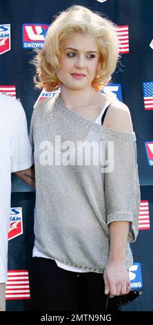 Kelly Osbourne pose à l'avantage ski et snowboard de Los Angeles à Topanga organisé par la United States ski and Snowboard Association. À l'événement Kelly Osbourne, qui avait l'air adorable avec ses grandes lunettes de soleil et ses boucles blondes, semblait très enthousiaste de voir l'actrice Melissa Joan Hart et la snowboardeuse olympique Louis Vito. Los Angeles, Californie. 10/03/10. Banque D'Images