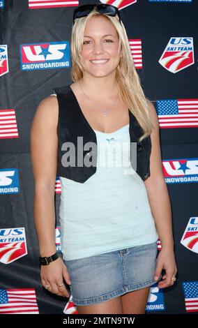 Elena Hight, snowboardeuse olympique, pose à la station de ski et de snowboard de Los Angeles à Topanga organisée par la United States ski and Snowboard Association. À l'événement Kelly Osbourne, qui avait l'air adorable avec ses grandes lunettes de soleil et ses boucles blondes, semblait très enthousiaste de voir l'actrice Melissa Joan Hart et la snowboardeuse olympique Louis Vito. Los Angeles, Californie. 10/03/10. . Banque D'Images