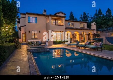 Il a été rapporté que Slash a inscrit son domaine de villa toscane dans la principale communauté de garde-clôturé de Mulholland Estates à Beverly Hills pour $10,995 millions de dollars. L’ancien guitariste principal pour ‘Guns N' Roses’, présente son style rock star dans toute la maison de 11 000 pieds carrés, 7 chambres, 8 salles de bains. Un hall d'entrée de deux étages vous mène à un couloir central qui relie différentes chambres à l'étage principal. Les chambres spacieuses avec de magnifiques hauts plafonds sont décorées de cuir, de velours touffeté et de détails personnalisés. 3 salles à manger séparées, une grande cuisine gastronomique avec deux îles, professiono Banque D'Images