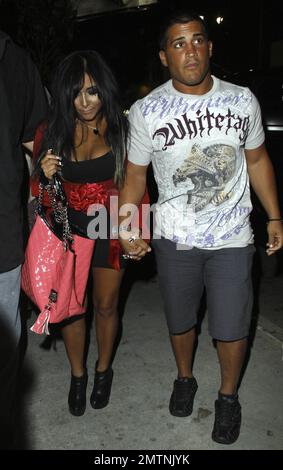 Nicole 'Snooki' Polizzi, star de 'Jersey Shore', et le petit ami Jionni Lavalle tiennent la main à leur arrivée à la maison Geisha à Los Angeles, en Californie. 29th août 2011. Banque D'Images